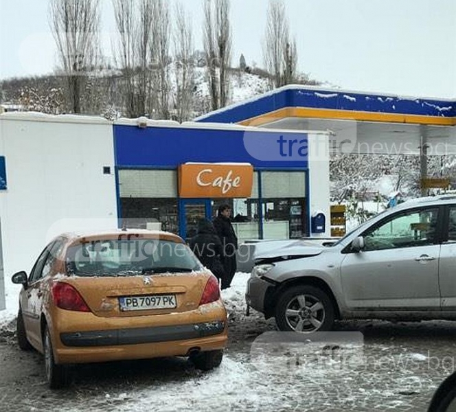 Пежо и джип се помляха на бензиностанция на
