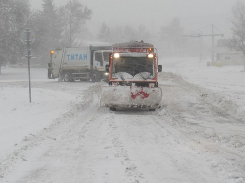 Автобус с 40 японски туристи заседна в преспите край Шумен
