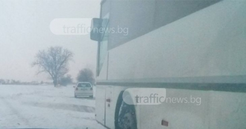 Десетки души бедстваха край Раковски, закъса автобус СНИМКA
