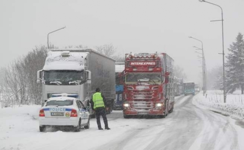 Закъсал тир блокира движението на Пазарджишко