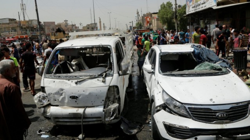 Кола бомба уби най-малко 12 души на пазар
