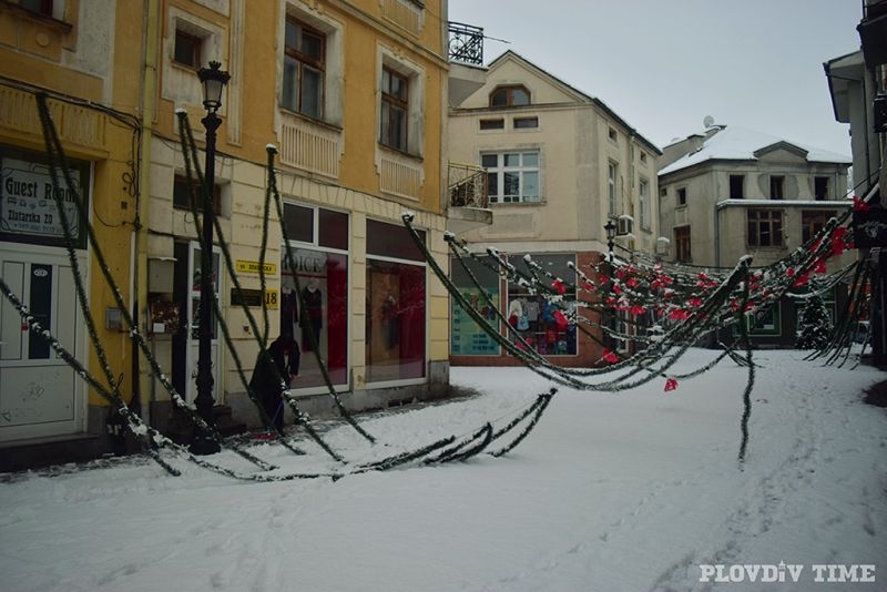 Пловдивчани излязоха на решителна битка със снега СНИМКИ