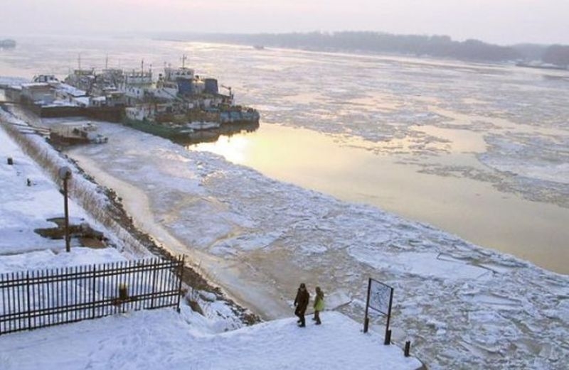 Дунав замръзва: Решават утре дали да спрат корабоплаването по реката