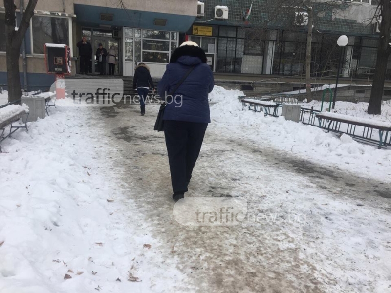 Възрастни хора молят минувачи за помощ по леда в Пловдив СНИМКИ