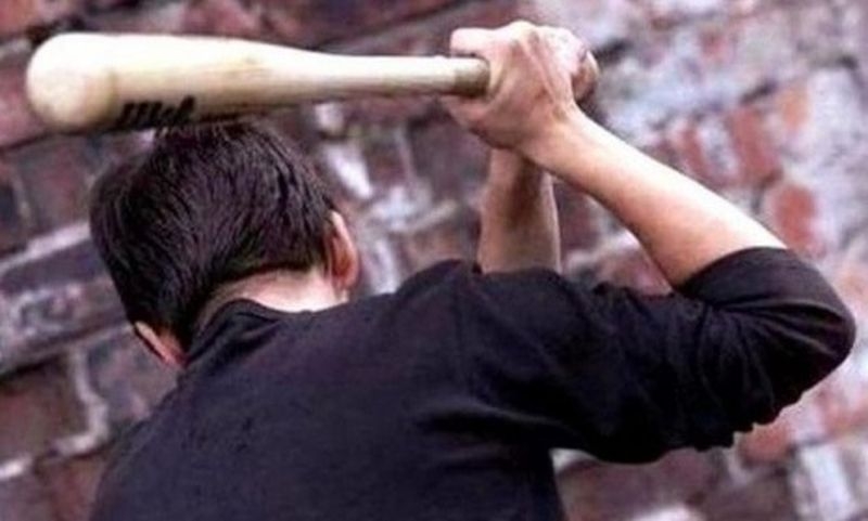 Изоставен любовник раздаде правосъдие с бухалка