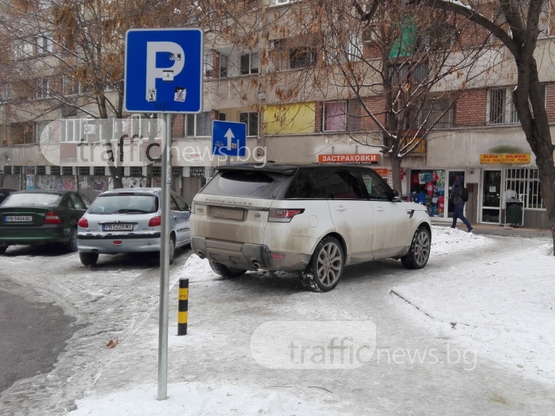 Шофьор на софийски джип реши, че алея в Пловдив е паркинг СНИМКИ