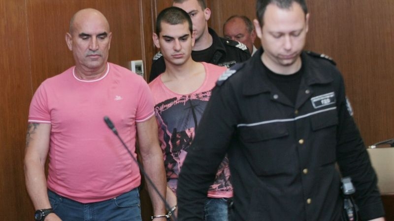 Ценко Чоков и синът му излизат от ареста