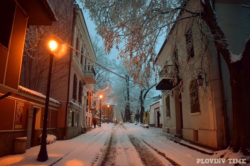 Снежна приказка в Стария Пловдив СНИМКИ