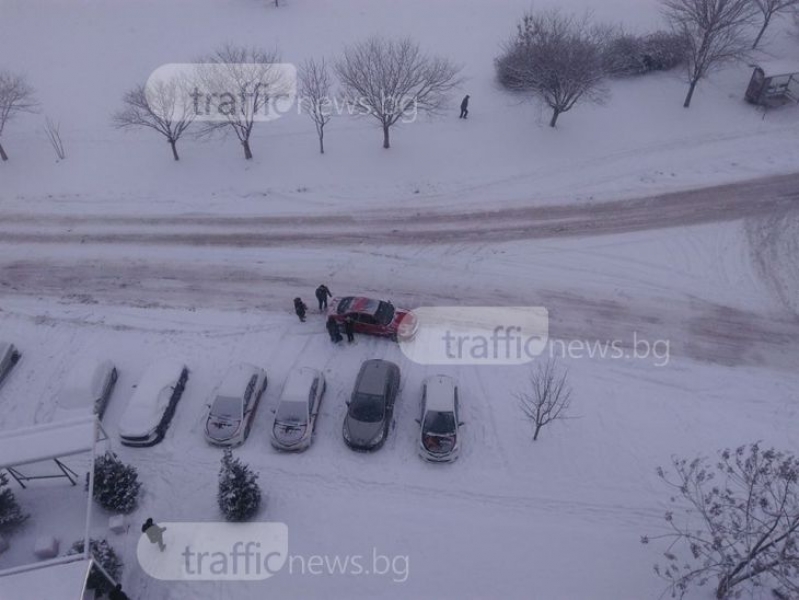 12 пловдивчани в болница заради снега, два пътя в областта - затворени