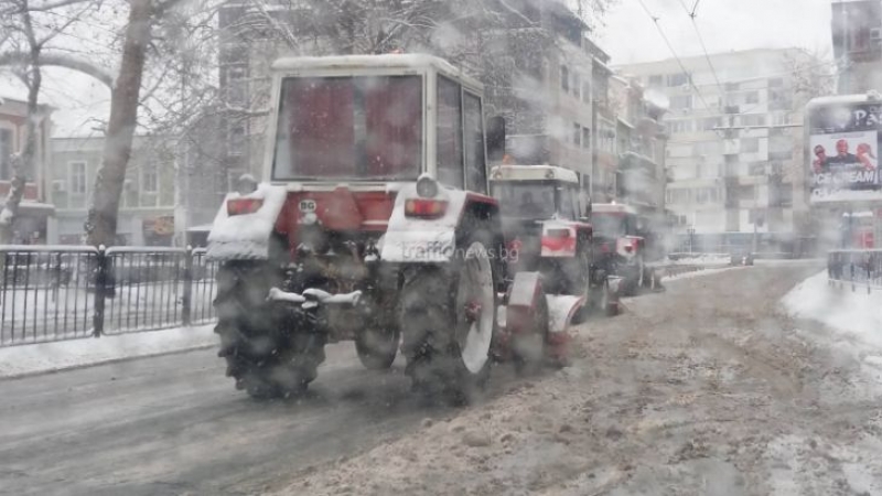 700 души и 55 машини се борят със снега в Пловдив, ще вали още 12 часа СНИМКИ