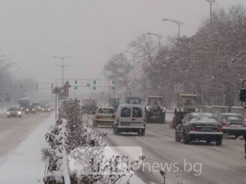Пловдивчани бесни: Пътищата са в ужасно състояние, колите се въртят по улиците СНИМКИ
