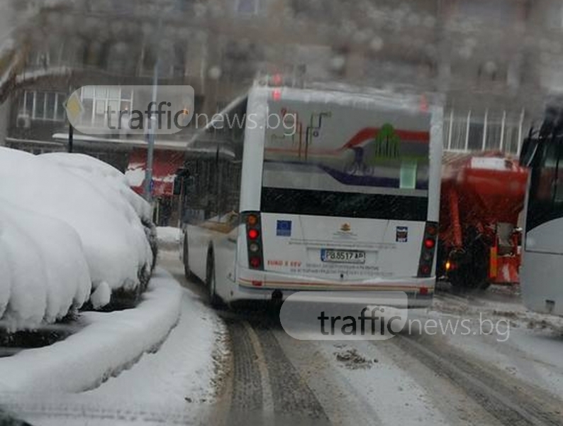 Автобус и снегорин блокираха колелото на Централна гара СНИМКА