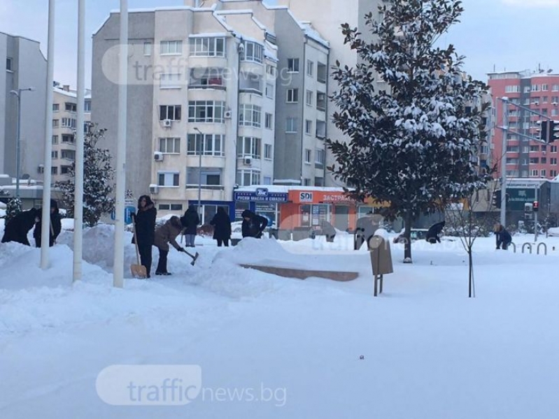 Кметът на Тракия хвана лопатата и започна да рине сняг СНИМКИ