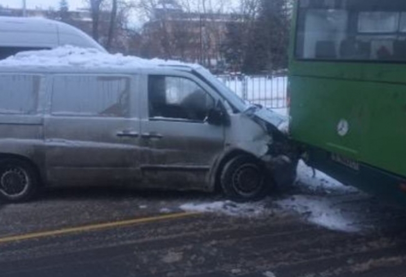 Бус нацели автобус и се вряза под него