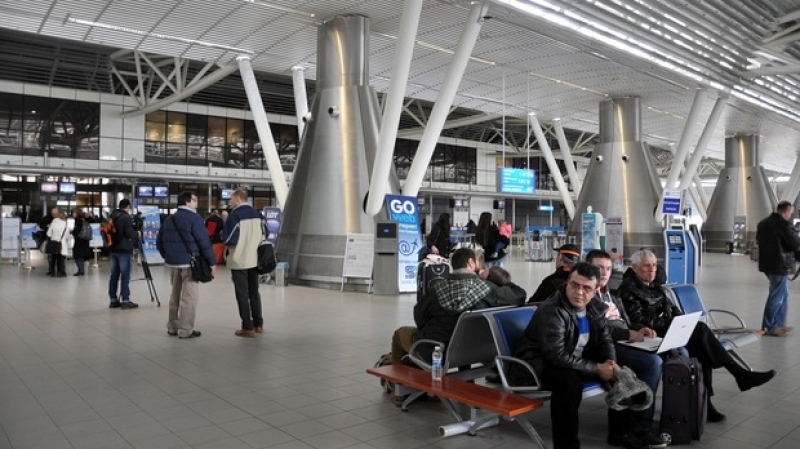 Десетки пътници висят над 8 часа на летище София