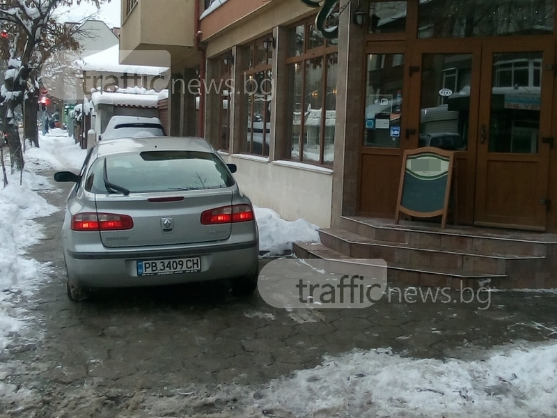 Шофьор завзе почистен тротоар в Кючука, на пешеходците - много им здраве СНИМКА