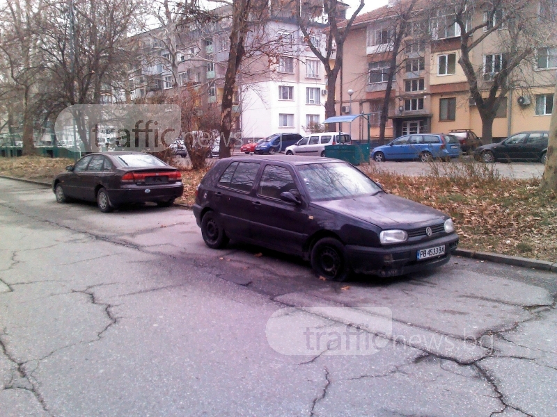 Зарязани автомобили гният в Пловдив, няма кой да ги вдигне СНИМКИ