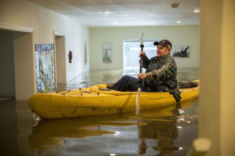 Заради наводнение: Жена кара каяк в собствения си дом СНИМКИ