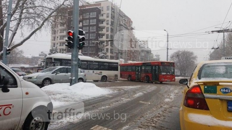 16-годишно момче е в болница след катастрофа с автобус в Смирненски