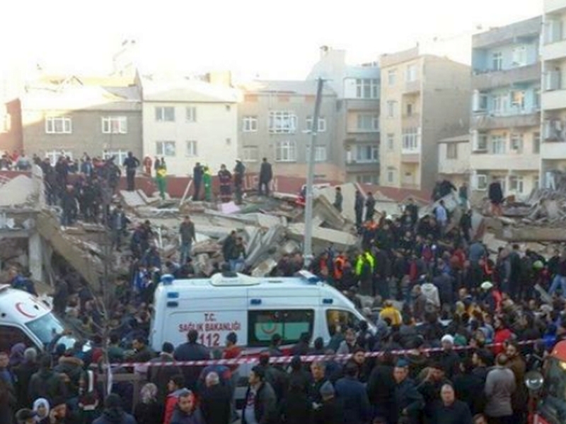 Сграда се срути в Истанбул, един загина, а петима са ранени