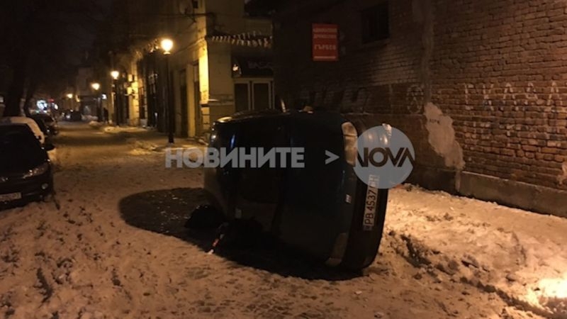 Пунто се обърна в Капана на метри от полицията СНИМКИ