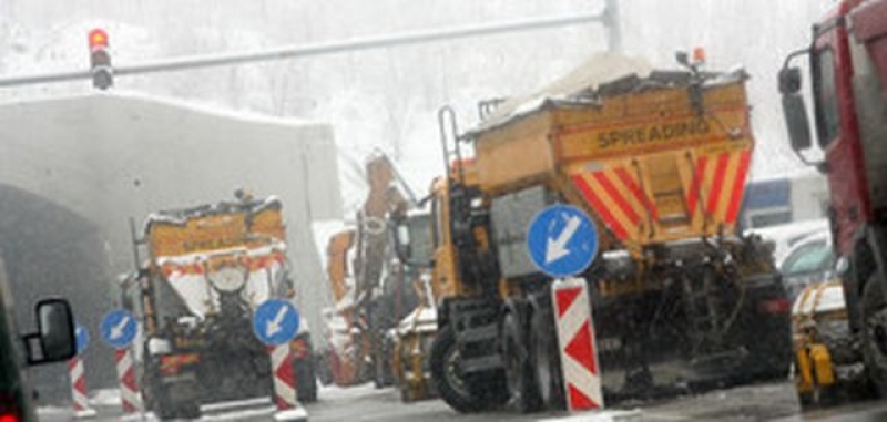 В разгара на зимата:  Общини останаха без сол за пътищата