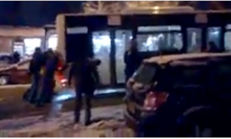 Автобус закъса, пътници го бутат по заледената улица ВИДЕО