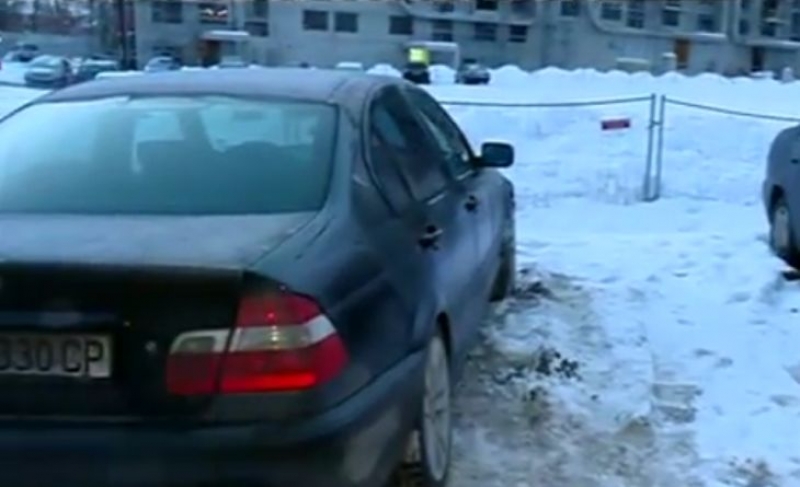 Собственик открива откраднатата си кола, след което полицията я задържа ВИДЕО