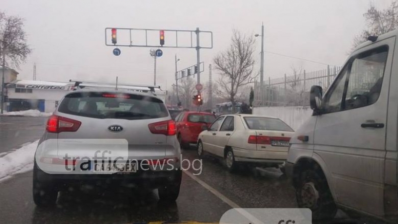 Пловдив след вчерашната пролет - нов сняг, нови задръствания, стара ученическа глъч СНИМКИ