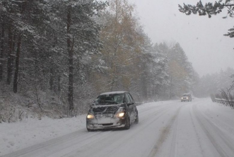 Силен снеговалеж в Смолянско, въвеждат нови ограничения по пътищата