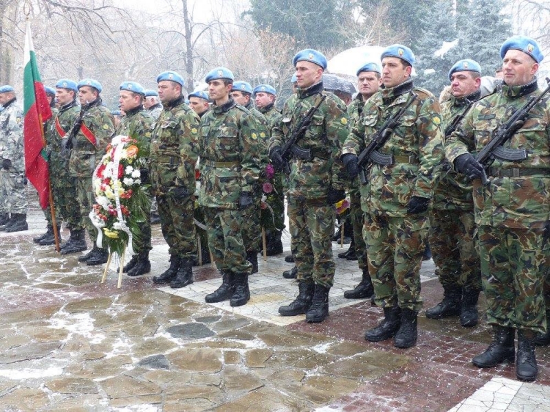 Положиха цветя пред паметника на кап. Бураго