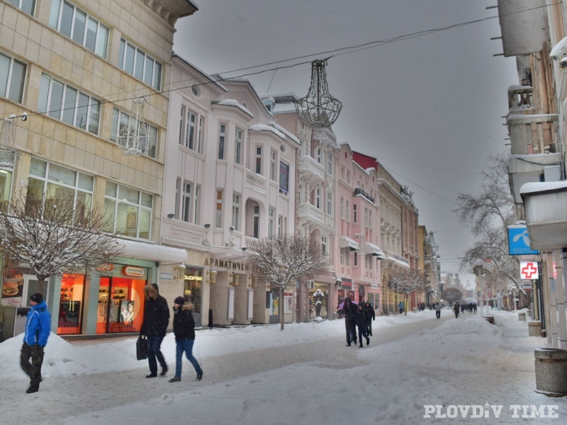 Сняг се сипе на парцали на Главната в Пловдив СНИМКИ