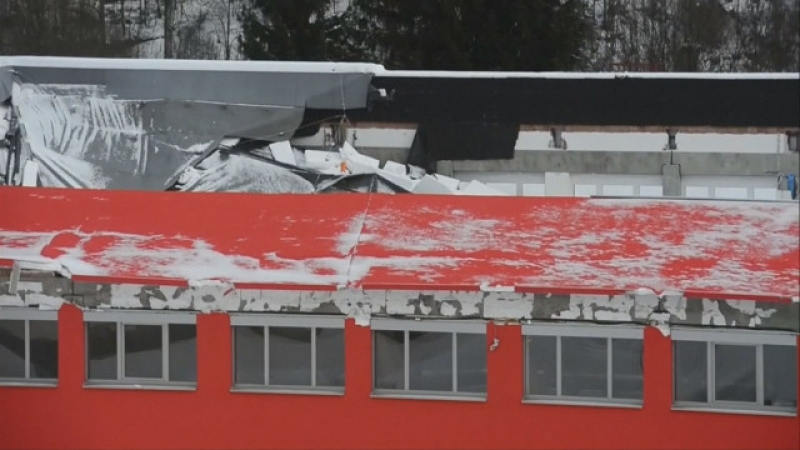 Покривът на спортна зала се срути по време на мач