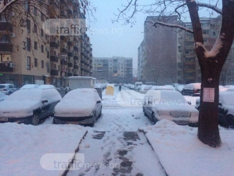 Пловдив се сдоби с нова снежна покривка, валежите продължават