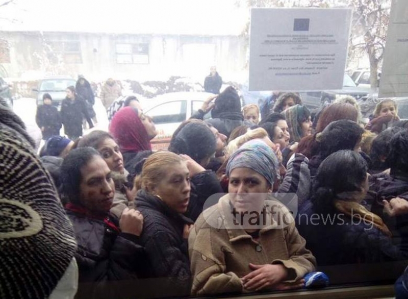 Две патрулки усмиряваха тълпа от роми, чакащи за социални помощи в Пловдив СНИМКИ