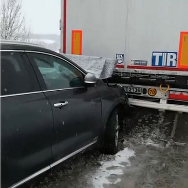 Тежъка катастрофа при Прохода на Републиката, кола се заби в тир ВИДЕО