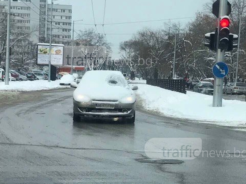Снежен циклоп тръгна по улиците на Пловдив СНИМКА