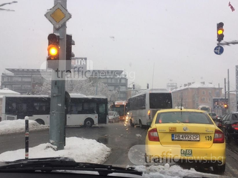 Анархия в центъра на Пловдив заради неработещ светофар СНИМКИ