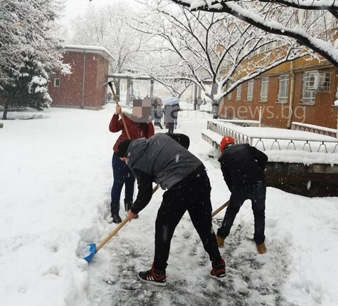 Ученици от елитна пловдивска гимназия ринат сняг по заръка на учител СНИМКИ