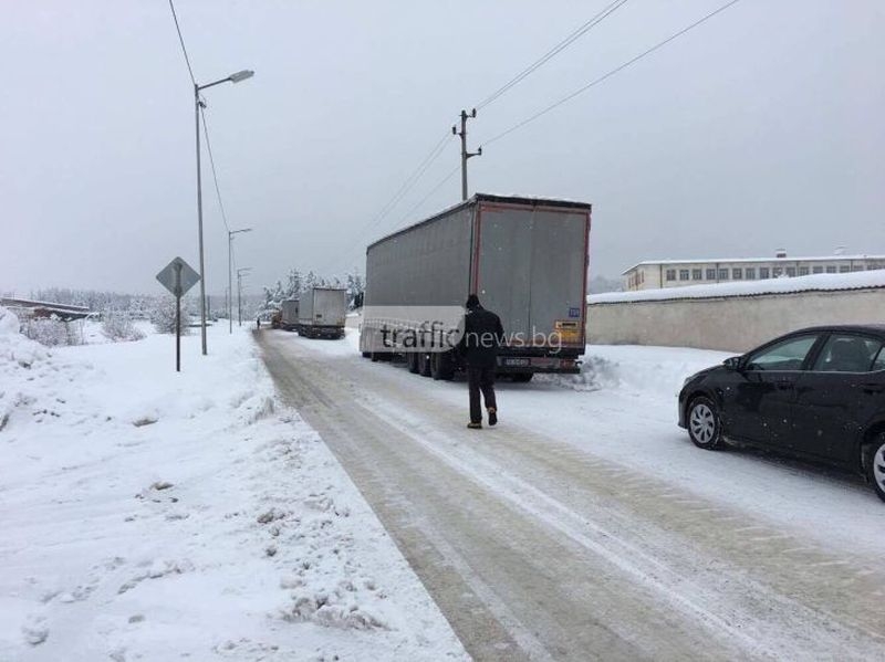 Лед скова пътищата в Пловдивскo, армията на помощ на закъсали тирове СНИМКИ