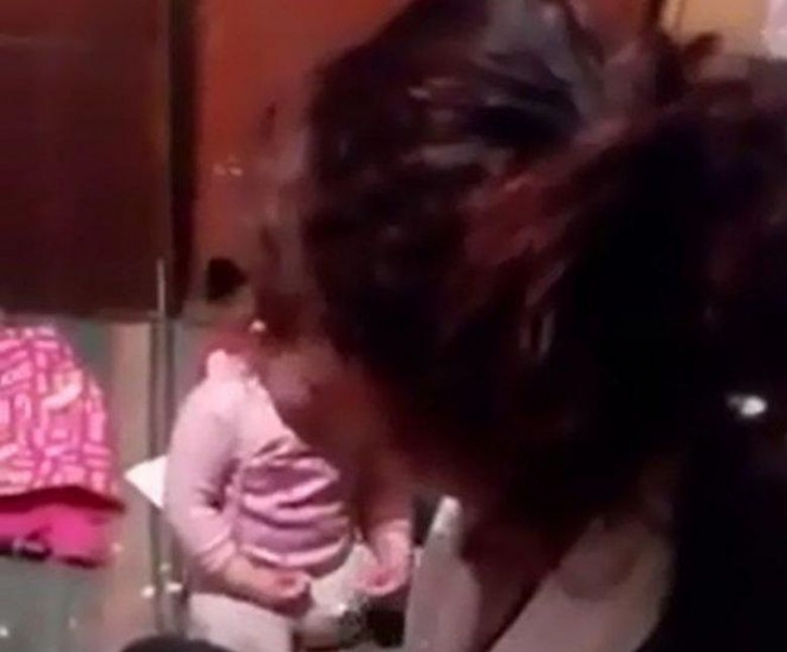 Скандален клип с пияна майка и детето й взриви интернет ВИДЕО