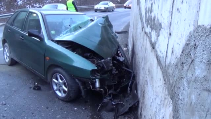 Тежка катастрофа! Жена заби колата си в автобус, пълен с деца, и загина намясто