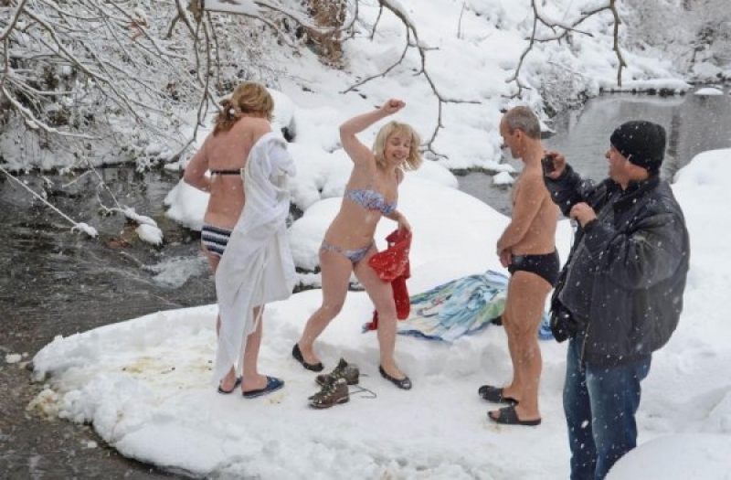 Ритуално къпане в ледените води направиха ентусиасти СНИМКИ