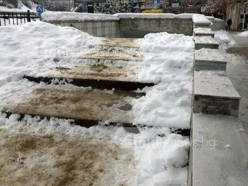 Пясък се появи по подлезите в Пловдив... след като снегът спря ВИДЕО