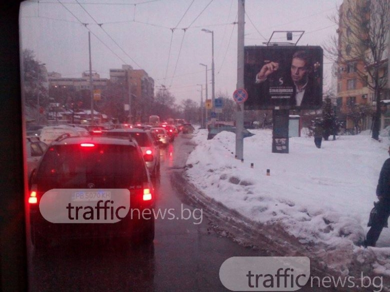 Зверска тапа на бул. “Източен“! Катастрофа задръсти движението