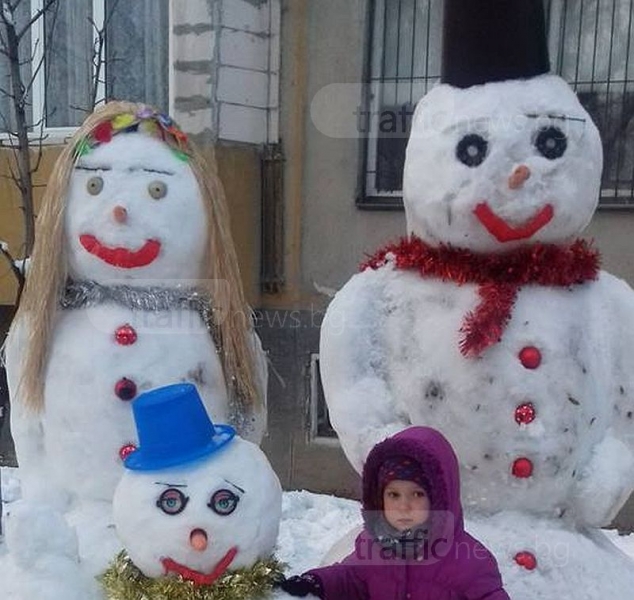 Пловдивчани ощастливиха двуметровия снежен човек със семейство СНИМКИ
