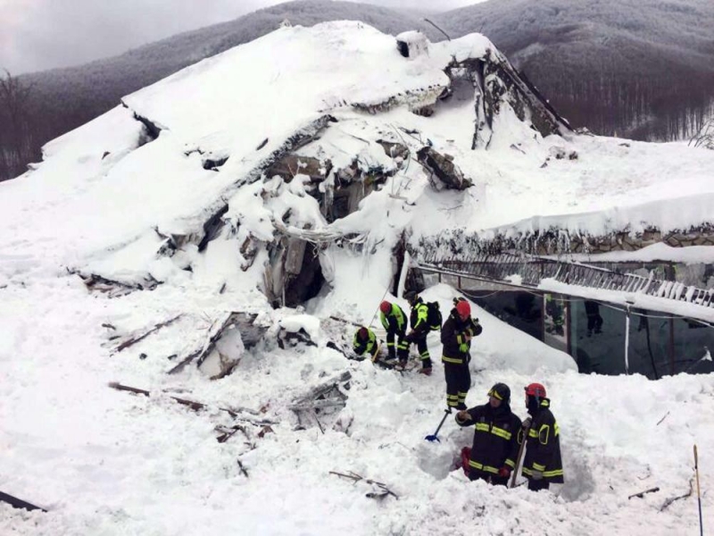 23 души остават в неизвестност в затрупания от снега хотел в Италия