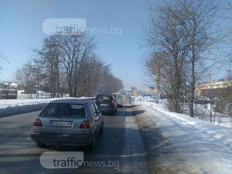 Аваририрал тир блокира движението на Пазарджишко шосе СНИМКА