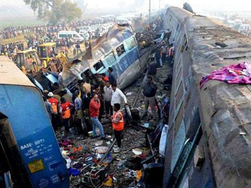 Влак дерайлира, 39 души загинаха