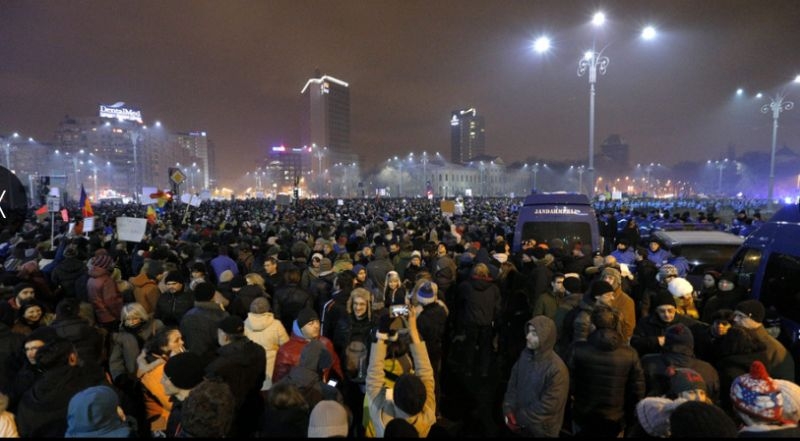 Десетки хиляди на протест в Румъния ВИДЕО